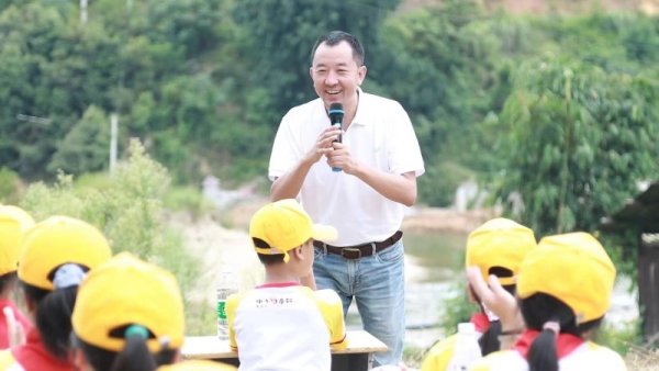 辉煌配资 曾经的“最牛县委书记”，通过公益探索基层社会治理路径