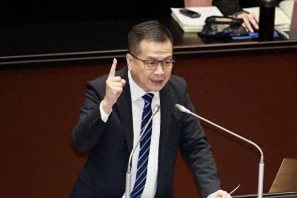 京海策略 罗智强新书赚800万新台币全捐了，助力新科民代反恶罢